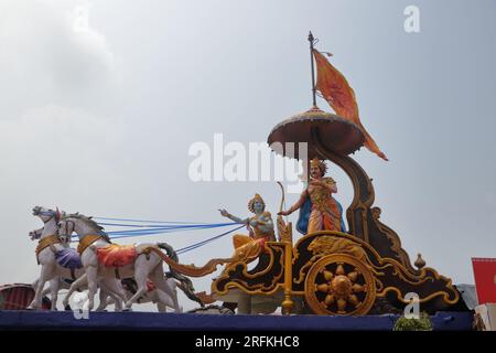 Une sculpture magnifiquement colorée montrant Shri Krishna comme un char prêchant à Arjuna pendant la guerre du Mahabharata. Différents angles et mise au point. Banque D'Images