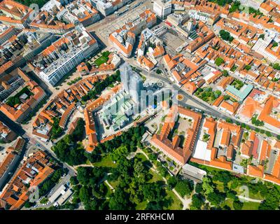 Vue aérienne drone de Zagreb, Croatie. Centre-ville historique avec plusieurs bâtiments anciens de style national, cathédrale de Zagreb, verdure Banque D'Images
