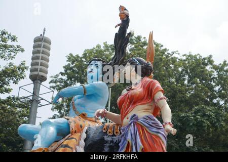 Statue géante du Seigneur Shiva et Parvati à Triveni Ghat, Rishikesh, avec le Seigneur Shiva assis sur le dos d'un tigre et de la Déesse Ganga. Banque D'Images