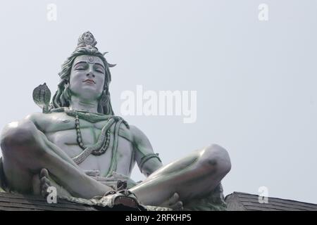 Statue hindoue Adiyogi Shiva. Immense statue du Seigneur Shiva à l'entrée de Triveni Ghat, Rishikesh. Shiva dans la posture du yoga en méditant. Banque D'Images