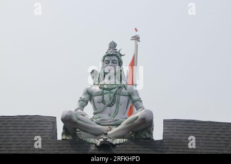 Statue hindoue Adiyogi Shiva. Immense statue du Seigneur Shiva à l'entrée de Triveni Ghat, Rishikesh. Shiva dans la posture du yoga en méditant. Banque D'Images