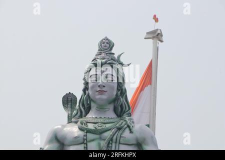 Statue hindoue Adiyogi Shiva. Immense statue du Seigneur Shiva à l'entrée de Triveni Ghat, Rishikesh. Shiva dans la posture du yoga en méditant. Banque D'Images