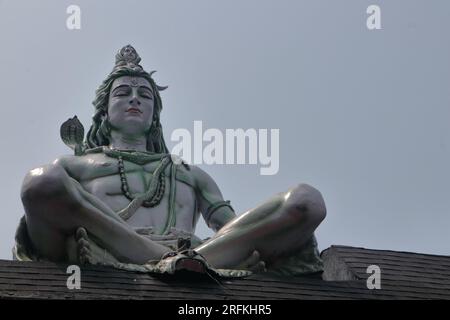 Statue hindoue Adiyogi Shiva. Immense statue du Seigneur Shiva à l'entrée de Triveni Ghat, Rishikesh. Shiva dans la posture du yoga en méditant. Banque D'Images