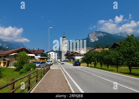 Forni di Sopra, Italie - juin 19 2022 : vue de l'église paroissiale de Santa Maria Assunta dans la ville de Forni di Sopra dans la région Frioul-Vénétie Julienne a Banque D'Images