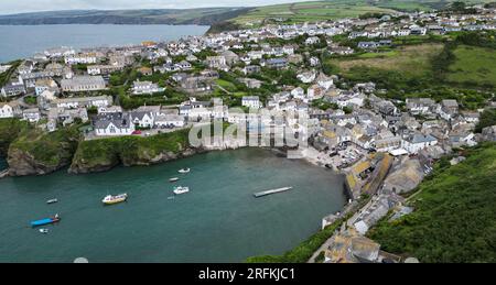 Une vue de drone de Port Isaac en Cornouailles. Mardi 1 août 2023. Banque D'Images