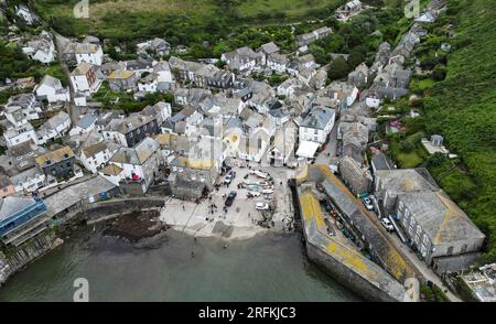 Une vue de drone de Port Isaac en Cornouailles. Mardi 1 août 2023. Banque D'Images