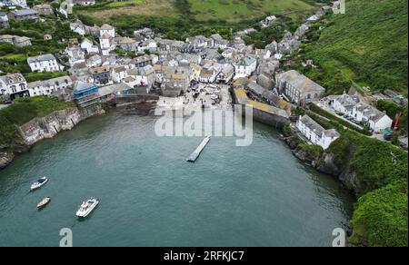 Une vue de drone de Port Isaac en Cornouailles. Mardi 1 août 2023. Banque D'Images