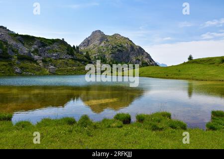 Vue sur le lac Valparola et la montagne Sass de Stria dans les montagnes Dolomites Banque D'Images