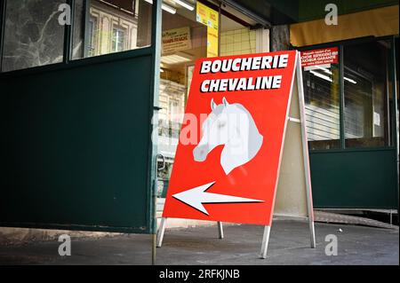 Illustration d'une boucherie de viande de cheval dans le 15e arrondissement de Paris, France le 4 août 2023. Nicolas Dupont-Aignan, député du parti "debout la France" et ancien candidat à la présidence, a présenté un projet de loi visant à interdire la commercialisation de viande de cheval en France. Il est soutenu par une vingtaine de personnalités qui ont signé une plate-forme pour reconnaître le cheval comme animal de compagnie. Selon les chiffres de FranceAgriMer, actuellement moins de 7% des ménages achètent de la viande de cheval. En 40 ans, sa consommation a été divisée par huit. Photo Tomas Stevens/ABACAPRESS.COM Banque D'Images