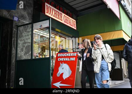 Illustration d'une boucherie de viande de cheval dans le 15e arrondissement de Paris, France le 4 août 2023. Nicolas Dupont-Aignan, député du parti "debout la France" et ancien candidat à la présidence, a présenté un projet de loi visant à interdire la commercialisation de viande de cheval en France. Il est soutenu par une vingtaine de personnalités qui ont signé une plate-forme pour reconnaître le cheval comme animal de compagnie. Selon les chiffres de FranceAgriMer, actuellement moins de 7% des ménages achètent de la viande de cheval. En 40 ans, sa consommation a été divisée par huit. Photo Tomas Stevens/ABACAPRESS.COM Banque D'Images