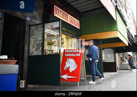 Illustration d'une boucherie de viande de cheval dans le 15e arrondissement de Paris, France le 4 août 2023. Nicolas Dupont-Aignan, député du parti "debout la France" et ancien candidat à la présidence, a présenté un projet de loi visant à interdire la commercialisation de viande de cheval en France. Il est soutenu par une vingtaine de personnalités qui ont signé une plate-forme pour reconnaître le cheval comme animal de compagnie. Selon les chiffres de FranceAgriMer, actuellement moins de 7% des ménages achètent de la viande de cheval. En 40 ans, sa consommation a été divisée par huit. Photo Tomas Stevens/ABACAPRESS.COM Banque D'Images