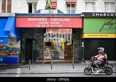 Illustration d'une boucherie de viande de cheval dans le 15e arrondissement de Paris, France le 4 août 2023. Nicolas Dupont-Aignan, député du parti "debout la France" et ancien candidat à la présidence, a présenté un projet de loi visant à interdire la commercialisation de viande de cheval en France. Il est soutenu par une vingtaine de personnalités qui ont signé une plate-forme pour reconnaître le cheval comme animal de compagnie. Selon les chiffres de FranceAgriMer, actuellement moins de 7% des ménages achètent de la viande de cheval. En 40 ans, sa consommation a été divisée par huit. Photo Tomas Stevens/ABACAPRESS.COM Banque D'Images