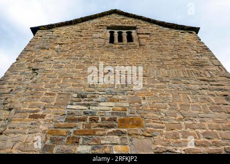 Triple 'trou de serrure' fenêtre de l'église mozarabe-romane de San Juan de Busa (route des églises de Serralbo), Pyrénées aragonaises, Espagne. Banque D'Images