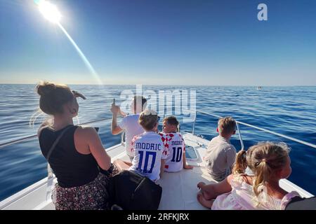 Les gens, la famille sur le pont d'un yacht à moteur lors d'une excursion en bateau dans l'Adriatique. Excursion, excursion en bateau, excursion. DIM ? Banque D'Images