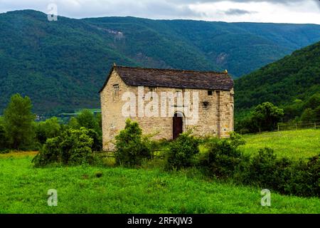 Église mozarabe-romane de San Juan de Busa (route des églises de Serralbo), Pyrénées aragonaises, Espagne. Banque D'Images