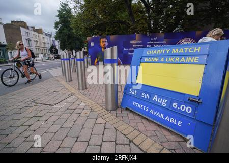 Londres Royaume-Uni. 4 août 2023 . Panneau Journée à Stamford Bridge. Game4Ukraine sera joué à Stamford Bridge le 5 août avec les anciens et actuels footballeurs ukrainiens Oleksandr Zinchenko et Andriy Shevchenko qui seront capitaines d'équipe de football caritatif. Le match vise à collecter des fonds pour l'initiative United24 et à aider l'Ukraine à reconstruire les installations et les infrastructures qui ont subi des dommages suite à l'invasion russe de l'Ukraine. Crédit amer ghazzal/Alamy Live News Banque D'Images