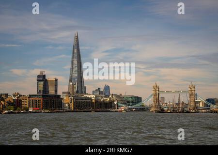 Londres, Angleterre, Royaume-Uni - 23 juin 2023. Paysage urbain londonien avec les quais de Londres, la Tamise et les monuments anglais populaires. Vue sur la ville de Londres. Banque D'Images