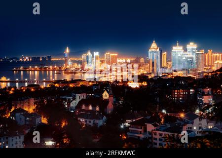 La baie de Qingdao et de l'église luthérienne vu depuis la colline de Signal Parc de nuit, Qingdao, Chine Banque D'Images