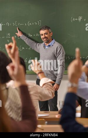 Professeur de mathématiques donnant des leçons. Salle de classe avec les élèves. Éducation scolaire Banque D'Images