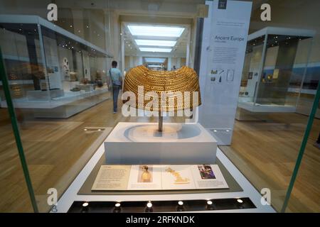 Londres, Angleterre, Royaume-Uni - 4 août 2022. Intérieur du British Museum. Une exposition de musée d'une cape dorée et dorée que les travailleurs ont trouvée au pays de Galles. Banque D'Images