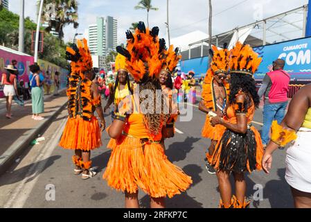 Salvador, Bahia, Brésil - 11 février 2023 : défilé d'un groupe de peuples autochtones vêtus traditionnellement à Fuzue, avant le carnaval à Salvador au Brésil Banque D'Images