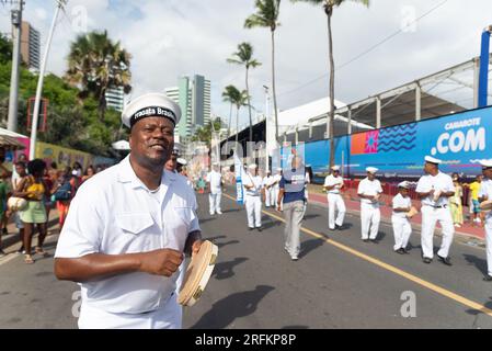 Salvador, Bahia, Brésil - 11 février 2023 : les membres de la Cheganca Frigata Brasileira de Saubara sont vus au défilé de Fuzue, avant le carnaval à Salva Banque D'Images