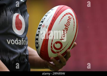 Cardiff, Royaume-Uni. 04 août 2023. Gros plan du ballon de rugby Vodafone. Les capitaines de l'équipe de rugby du pays de Galles courent au Stade principauté à Cardiff le vendredi 4 août 2023 le prochain match, le RWC Warm up, Vodafone match de série d'été contre l'Angleterre est demain . photo par Andrew Orchard/Andrew Orchard photographie sportive/Alamy Live News crédit : Andrew Orchard photographie sportive/Alamy Live News Banque D'Images