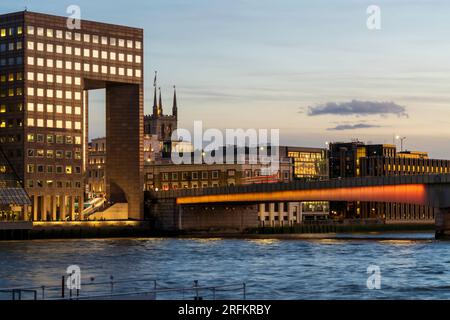 London Bridge au crépuscule, avec un ciel de coucher de soleil et des lumières colorées. Un spectacle de lumière sur le London Bridge la nuit à Londres. Le pont est un monument anglais. Banque D'Images