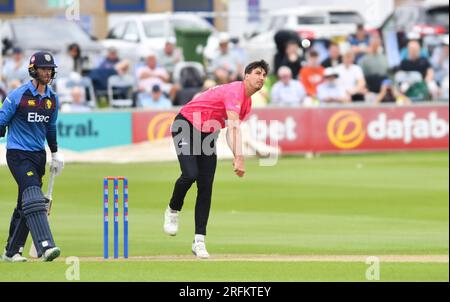 Hove UK 4 août 2023 - Steven Finn bowling pour Sussex Sharks contre Durham lors du match de cricket Metro Bank One Day Cup au 1st Central County Ground à Hove : Credit Simon Dack /TPI/ Alamy Live News Banque D'Images