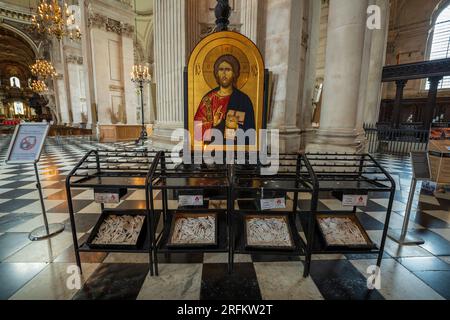 Londres, Angleterre, Royaume-Uni - 25 juillet 2022. Entrée intérieure de la cathédrale Saint-Paul, nef aux bougies votives. La cathédrale Saint-Paul est un monument national. Banque D'Images