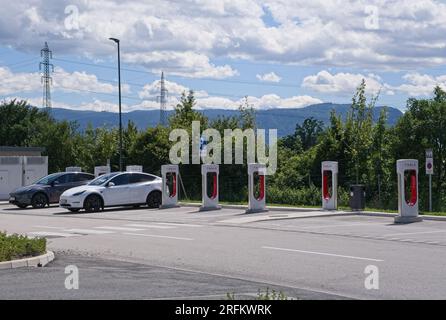 Zirovnica, Slovénie - 27 juillet 2023 : un tir statique de diverses charges Tesla au compresseur Zirovnica par une journée ensoleillée d'été. Mise au point sélective Banque D'Images