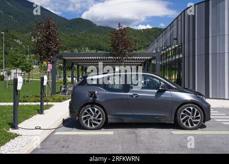 Zirovnica, Slovénie - 27 juillet 2023 : un cliché statique de diverses voitures électriques se chargeant à la station de charge AC du siège de N.Gen dans un été ensoleillé Banque D'Images