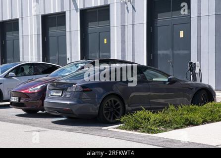 Zirovnica, Slovénie - 27 juillet 2023 : un cliché statique de la Model S Plaid et de la Model y Cherry en charge à la station de charge AC du siège de N.Gen dans un soleil Banque D'Images
