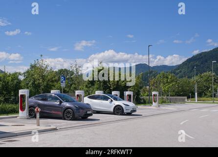 Zirovnica, Slovénie - 27 juillet 2023 : un tir statique de diverses charges Tesla au compresseur Zirovnica par une journée ensoleillée d'été. Mise au point sélective Banque D'Images