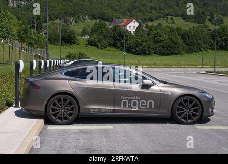 Zirovnica, Slovénie - 27 juillet 2023 : un cliché statique de diverses voitures électriques se chargeant à la station de charge AC du siège de N.Gen dans un été ensoleillé Banque D'Images