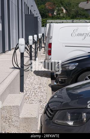 Zirovnica, Slovénie - 27 juillet 2023 : un cliché statique de diverses voitures électriques se chargeant à la station de charge AC du siège de N.Gen dans un été ensoleillé Banque D'Images