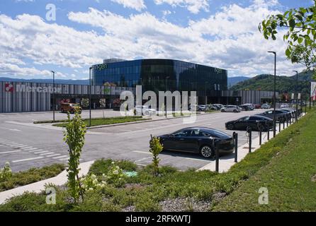 Zirovnica, Slovénie - 27 juillet 2023 : un cliché statique de diverses voitures électriques se chargeant à la station de charge AC du siège de N.Gen dans un été ensoleillé Banque D'Images