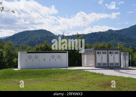 Zirovnica, Slovénie - 27 juillet 2023 : une photo statique de la batterie Tesla Megapack au compresseur Zirovnica par une journée ensoleillée d'été. Mise au point sélective Banque D'Images