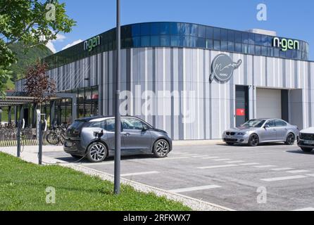 Zirovnica, Slovénie - 27 juillet 2023 : un cliché statique de diverses voitures électriques se chargeant à la station de charge AC du siège de N.Gen dans un été ensoleillé Banque D'Images