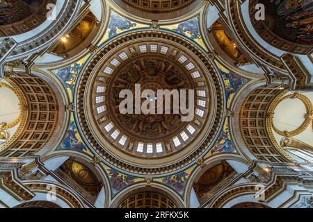 Londres, Angleterre, Royaume-Uni - 25 juillet 2022. Cathédrale Saint-Paul vue intérieure du dôme, plafond en dôme. Le dôme de la cathédrale Saint-Paul est un chef-d'œuvre artistique Banque D'Images
