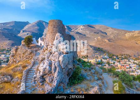 Ruines de l'ancien château appelé château Chrysocheria ou Pera Kastro dans la ville de Pothia, île de Kalymnos, Grèce. Banque D'Images