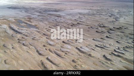 GOLMUD, CHINE - 21 JUILLET 2023 - la croûte saline du bassin de Qaidam est observée à Golmud City, province de Qinghai, Chine, le 21 juillet 2023. Banque D'Images