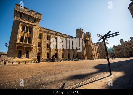 Londres, Angleterre, Royaume-Uni - 16 juillet 2022. La Tour de Londres avec un poteau de signalisation. Faites un tour avec les Beefeaters et visitez la Tour Blanche. Banque D'Images