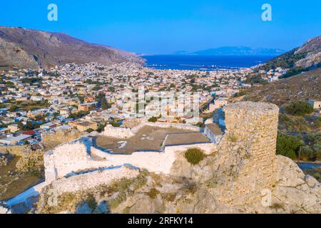 Ruines de l'ancien château appelé château Chrysocheria ou Pera Kastro dans la ville de Pothia, île de Kalymnos, Grèce. Banque D'Images