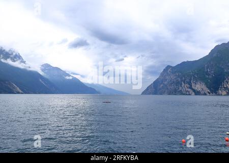 Le Lago di Garda à Riva par temps nuageux, Europe, Italie Banque D'Images