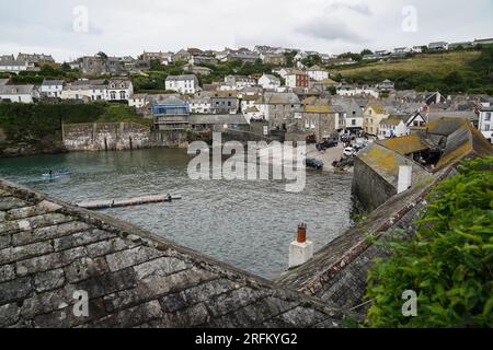 Le village de pêcheurs de Port Isaac en Cornouailles. Mardi 1 août 2023. Banque D'Images