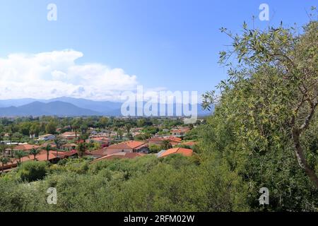 Une vue depuis la tour San Gemiliano sur la côte rocheuse sur la mer bleue. Sardaigne, Italie. Ville d'Arbatax Banque D'Images