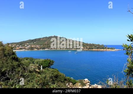 Une vue depuis la tour San Gemiliano sur la côte rocheuse sur la mer bleue. Sardaigne, Italie. Ville d'Arbatax Banque D'Images