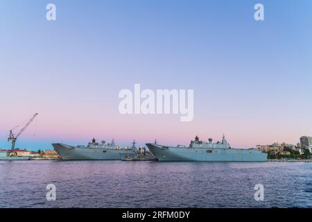 Sydney, Nouvelle-Galles du Sud, Australie - 20 avril 2022 : HMAS Adelaide (L01) et HMAS Canberra (L02) embarquent des navires d'atterrissage de classe Canberra à Sydney Har Banque D'Images