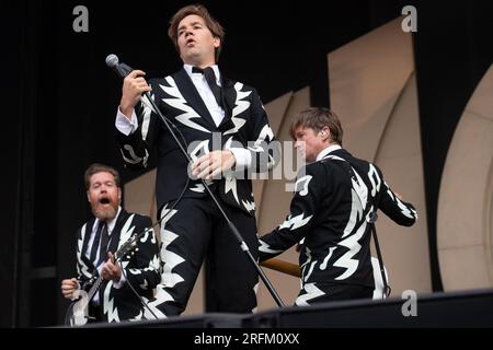 (G-D) - guitariste vigilante Carlstroem (Mikael Karlsson), chanteur principal Pelle Almqvist et bassiste Johan Gustafsson du groupe de rock suédois The Hives perfo Banque D'Images